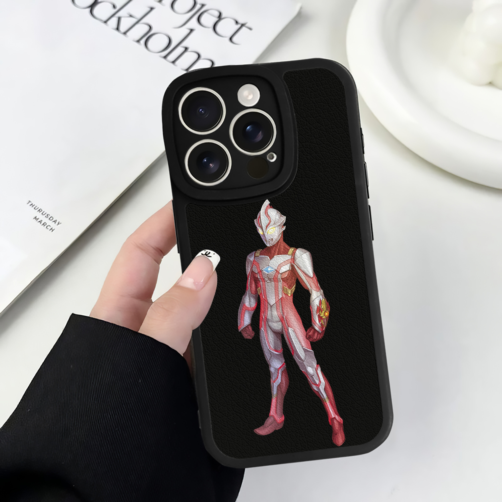 （画像用） ウルトラマン Ultraman 【iPhone 16シリーズ対応】シリコンスマホケース（レザー調） 材質：シリコン